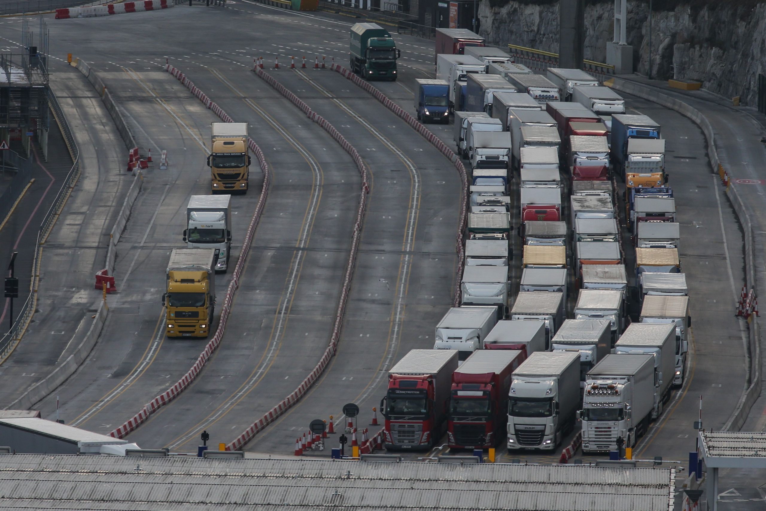 Camionistas britânicos proibidos de levar sandes de fiambre e queijo para a UE