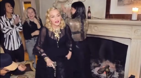 Madonna cancela concerto depois de ter publicado vídeo com bengala em festa  | VÍDEO