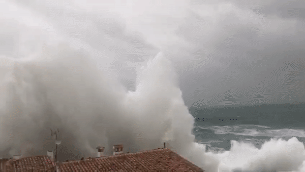 Maior onda de sempre em Maiorca provocou pânico na população | VÍDEO