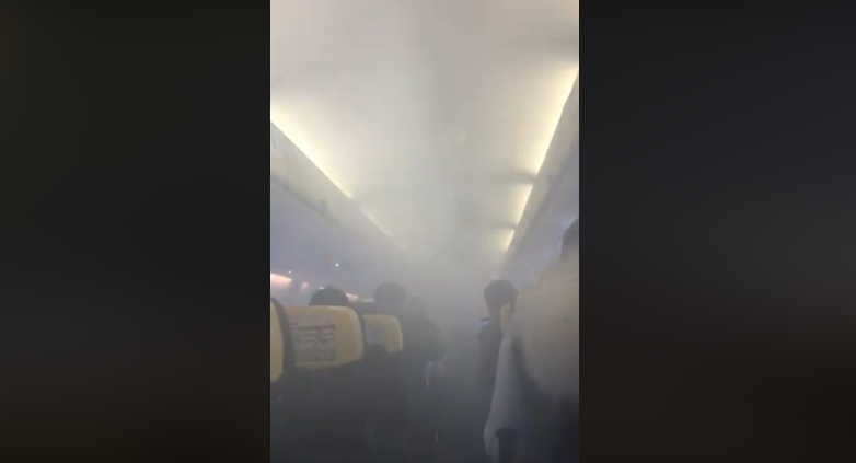 Avião da Ryanair faz aterragem de emergência depois de cabine se encher de fumo | Vídeo