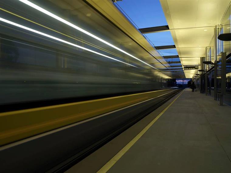 Metro sai dos carris no Porto e interrompe circulação