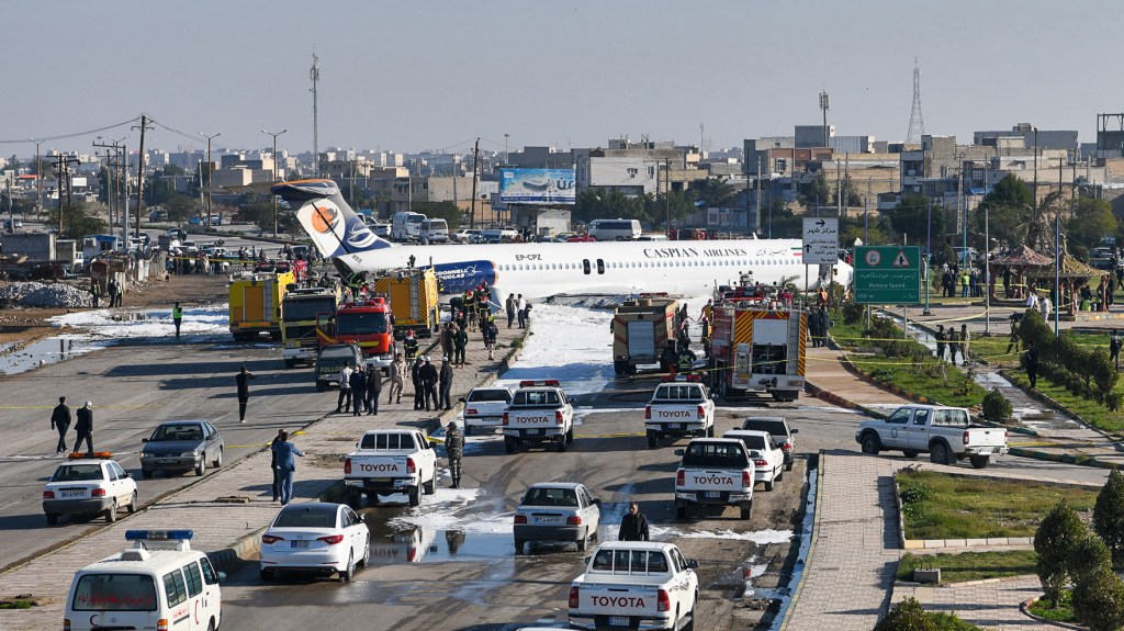 Avião sai da pista de aterragem e entra em estrada movimentada no Irão