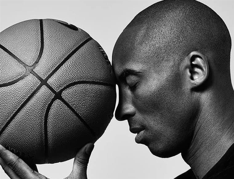 Atriz criticada por chamar “violador” a Kobe Bryant, horas depois da sua morte
