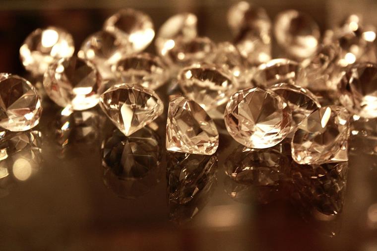 Apreendida mala com milhares de euros em diamantes no aeroporto de Lisboa