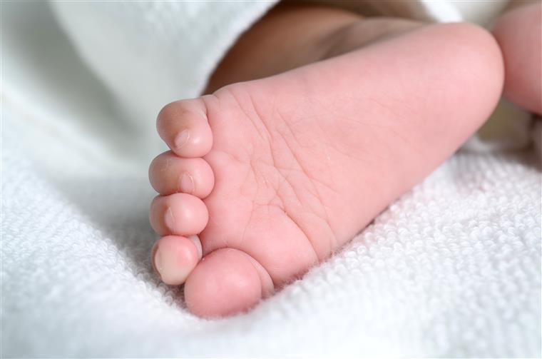 Pai acusado de sufocar filho recém-nascido com uma almofada