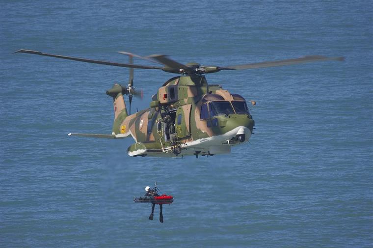 Homem e cão resgatados por helicóptero da Força Aérea em Sesimbra