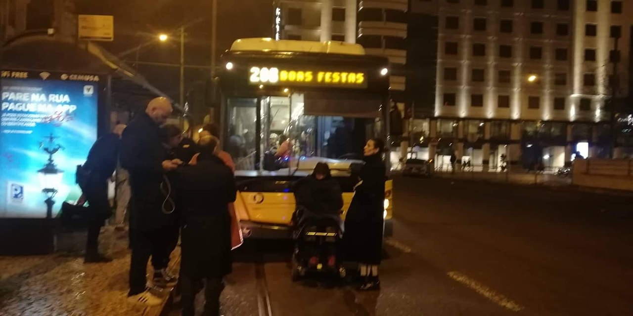 Homem em cadeira de rodas impede autocarro da Carris de seguir viagem depois de condutor não o deixar entrar