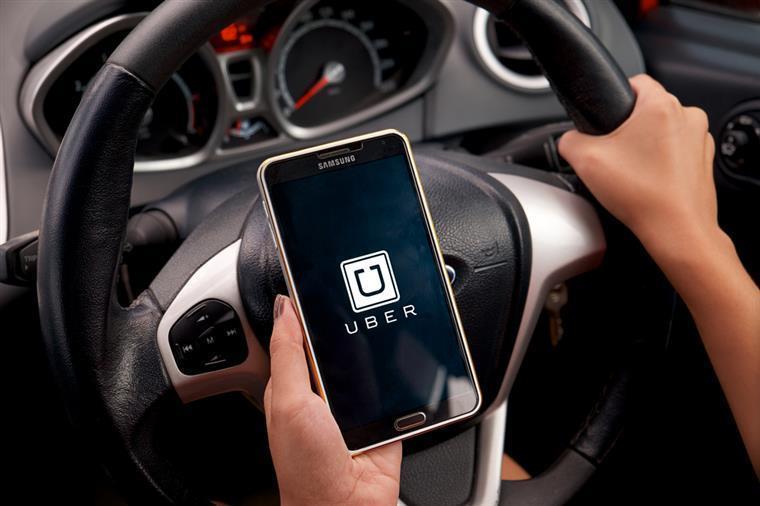 Motoristas da Uber desligam a aplicação depois de empresa baixar os preços