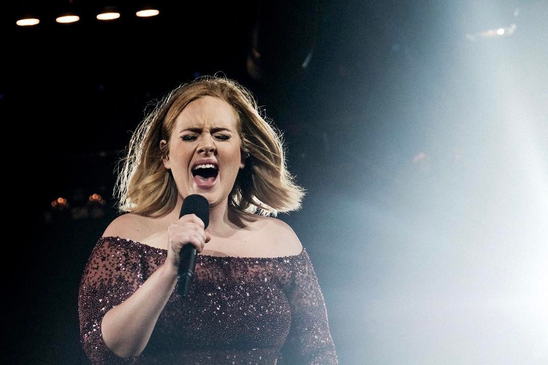 O que se passa com Adele? Fãs em choque com fotografia da cantora