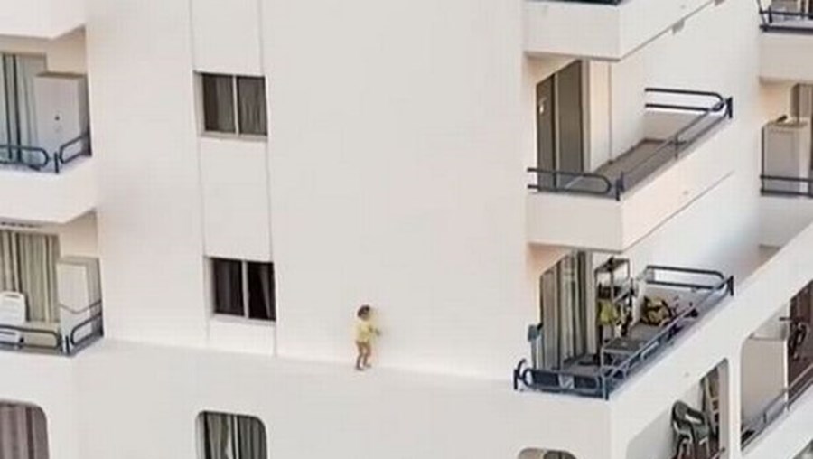 Imagens arrepiantes mostram criança a atravessar fachada de um 5.º andar em Tenerife | Vídeo