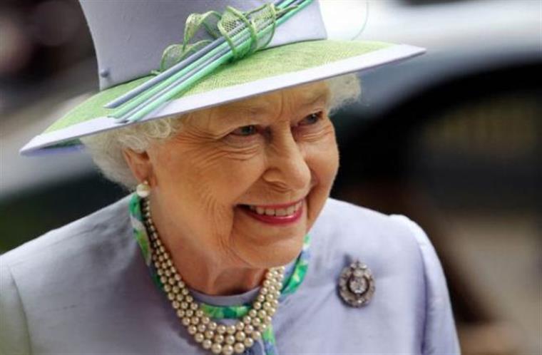 Rainha Isabel II reage em comunicado a afastamento de Harry e Meghan Markle da família real