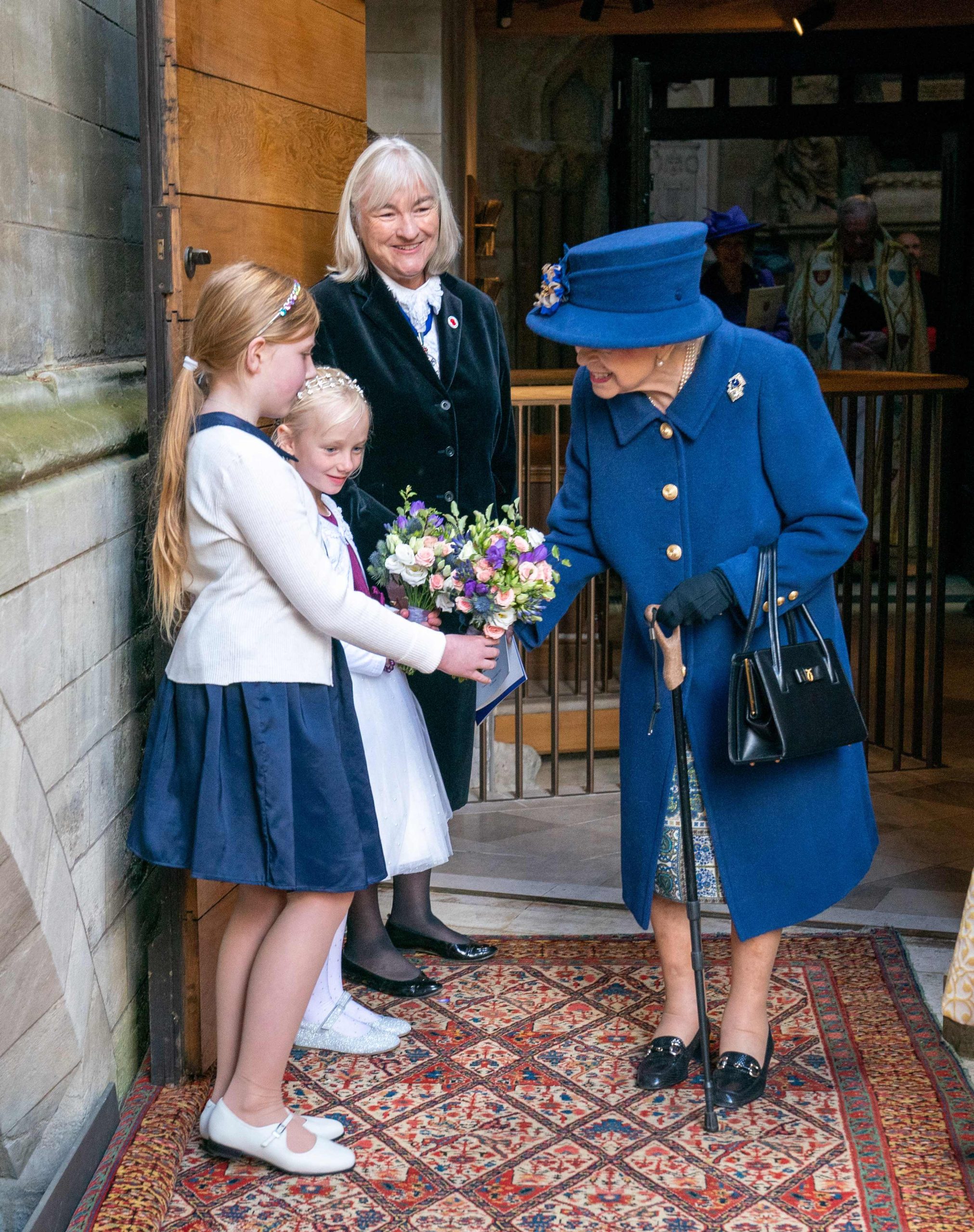 Isabel II usa bengala pela primeira vez em público