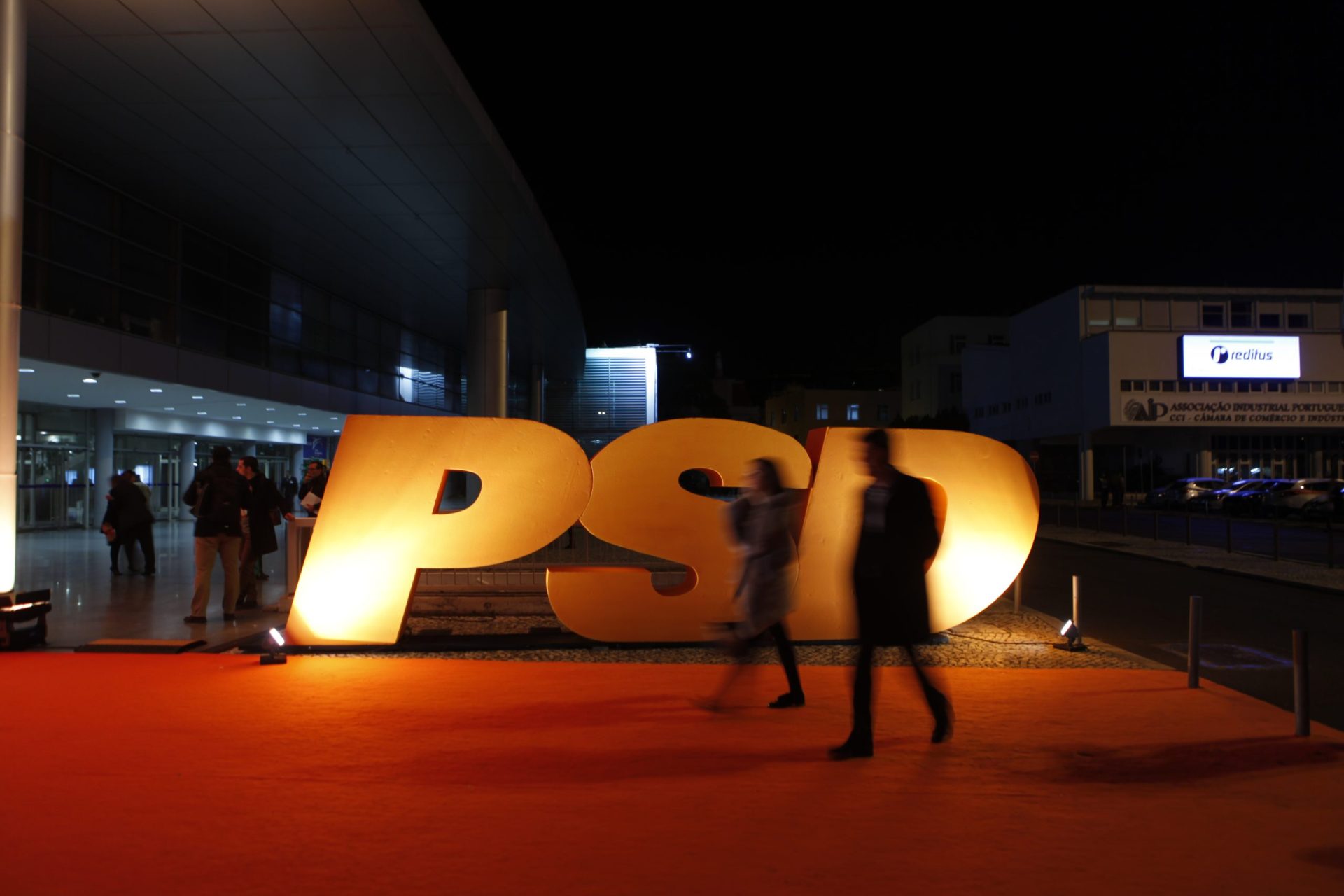 Direção do PSD propõe eleições diretas para início de dezembro