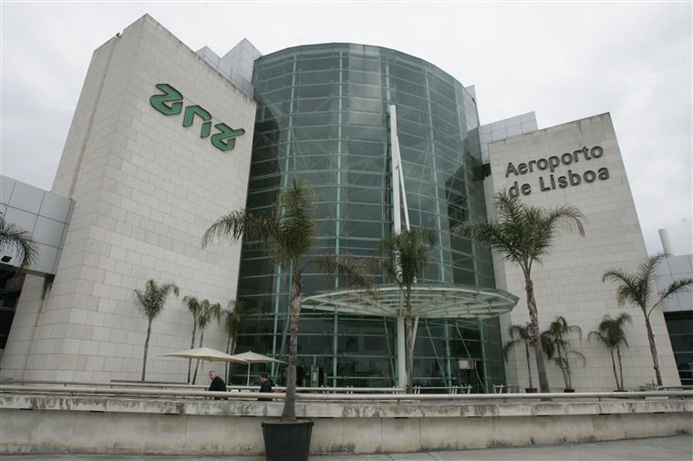 Homem cai de uma altura de cinco metros depois de subir a estrutura metálica no Aeroporto de Lisboa