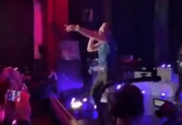Chris Martin surpreende Dakota Johnson com declaração de amor durante concerto | Vídeo