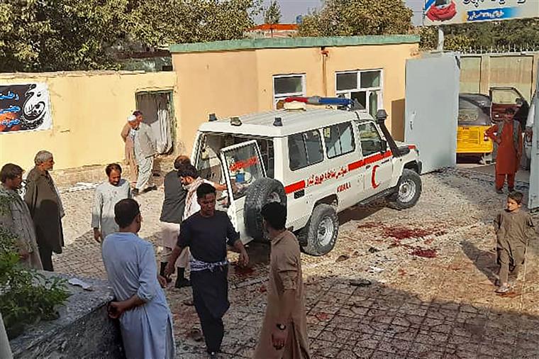 Explosão em mesquita afegã faz, pelo menos, 16 mortos e 50 feridos