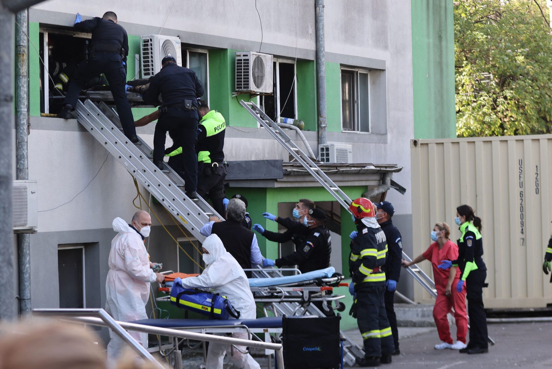 Pelo menos nove mortos em incêndio na ala covid de um hospital na Roménia