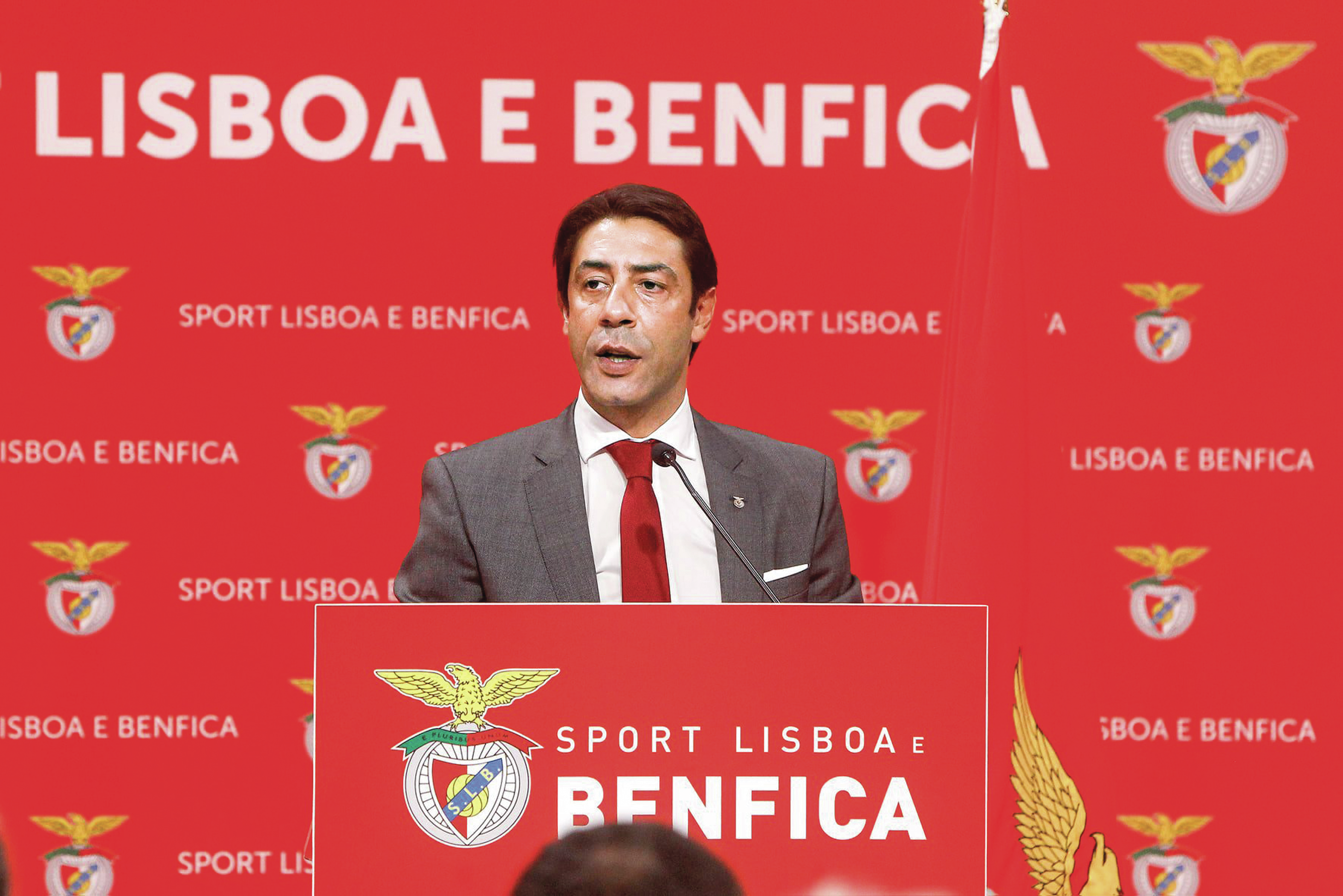 Direção do Benfica marca reunião com John Textor esta quinta-feira para discutir as &#8220;intenções&#8221; do empresário