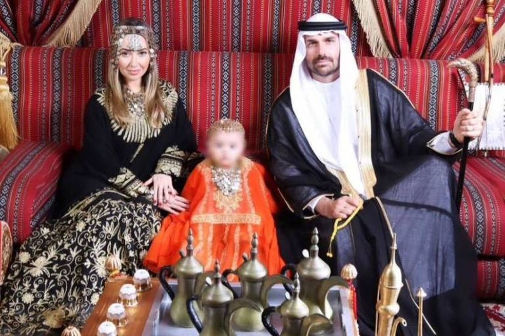 Filho de Bolsonaro gera críticas após foto com a família durante viagem da comitiva brasileira ao Dubai
