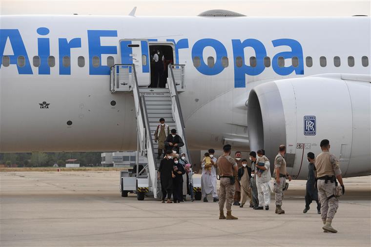 Portugal recebe mais 43 refugiados afegãos vindos da Grécia