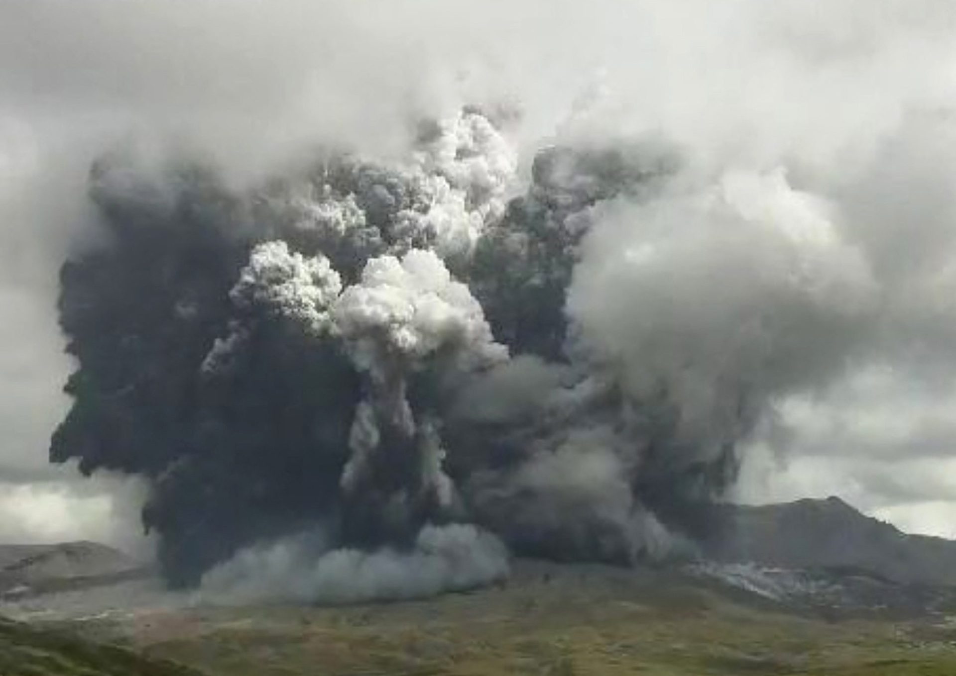Vulcão Aso entrou em erupção no Japão