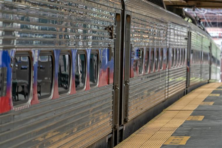 Passageiros que viram mulher a ser violada em comboio e nada fizeram terão filmado ataque com os telemóveis