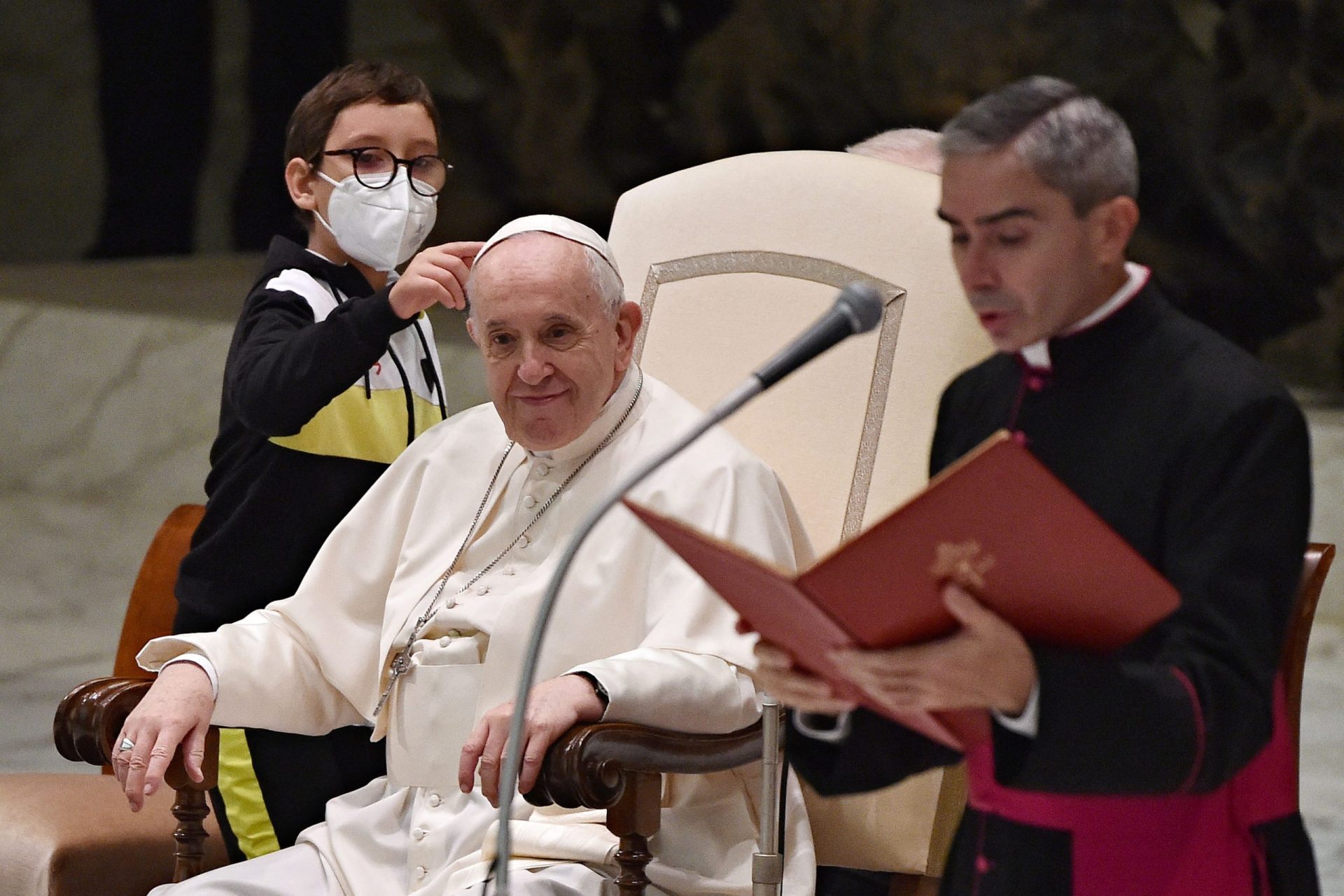 Menino dirigiu-se ao Papa e fez de tudo para ter solidéu&#8230; após muita insistência conseguiu | Vídeo