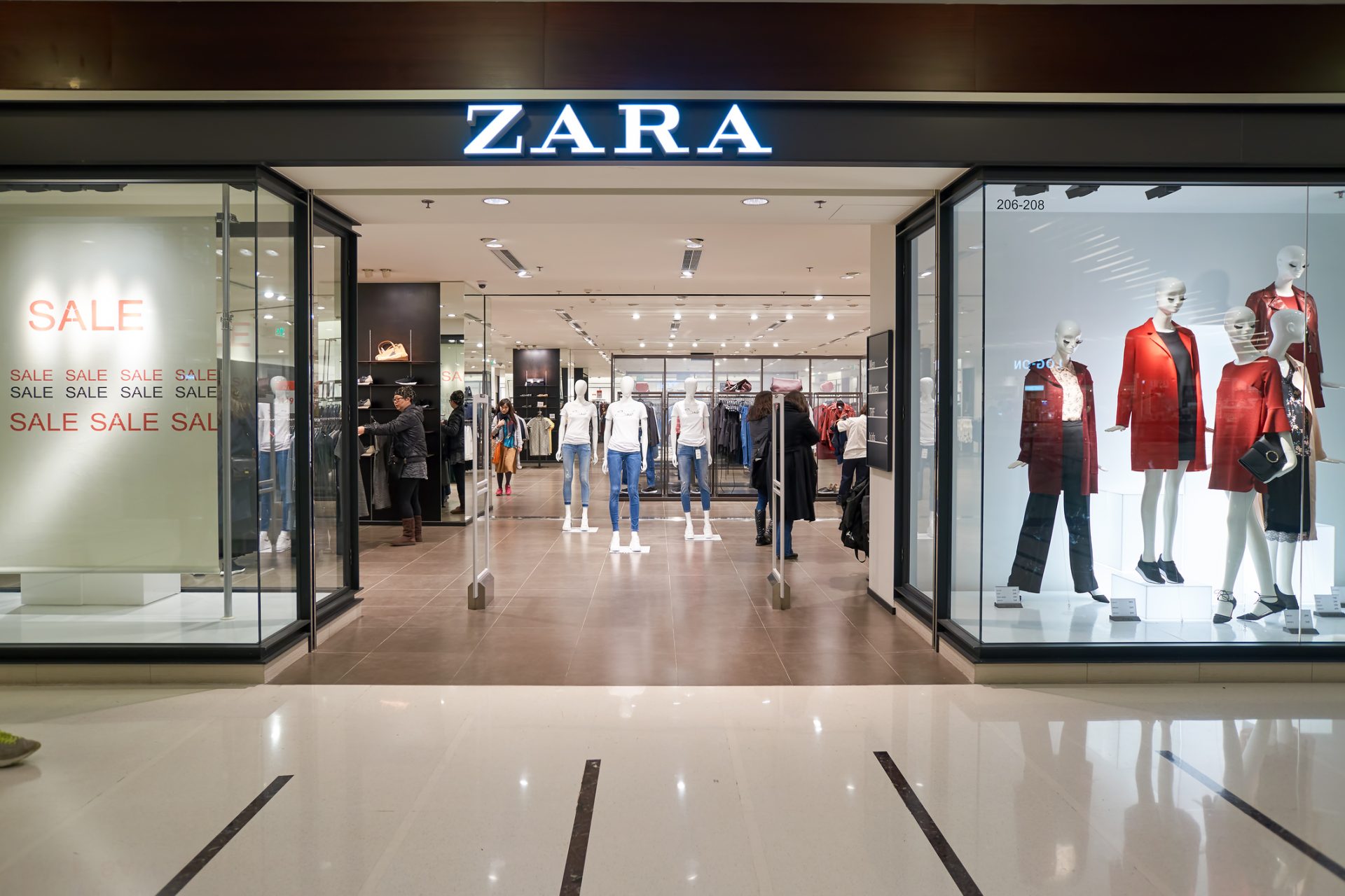 Zara no Brasil acusada de ter código para proibir entrada de clientes negros. Gerente é português