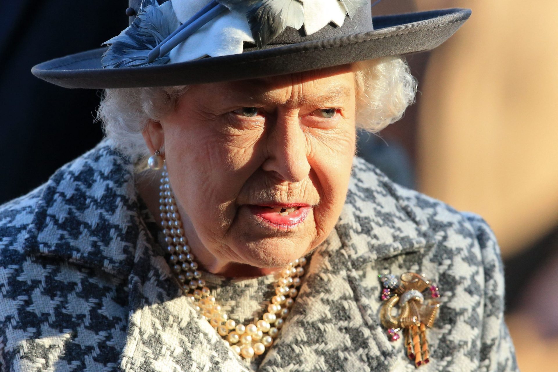Rainha Isabel II passou a noite de quarta-feira no hospital