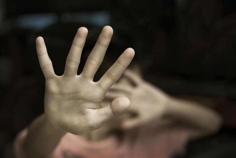 Homem detido por abusar sexualmente das filhas de oito e quatro anos