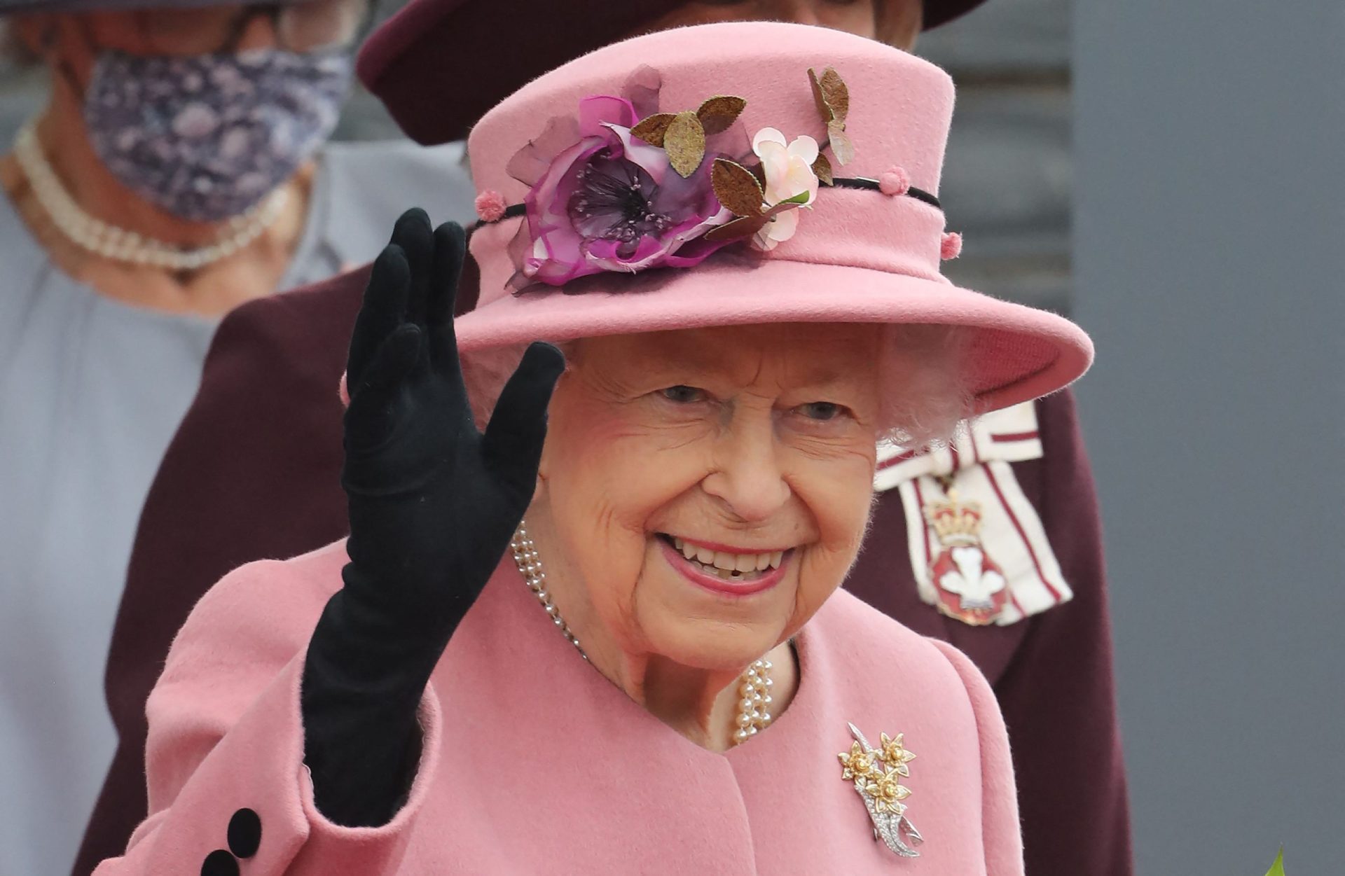 Após sustos com a saúde, Rainha Isabel II deixará de comparecer em eventos sozinha