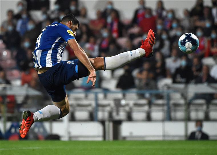 FC Porto perde com o Santa Clara (3-1) nos Açores e está eliminado da Taça da Liga