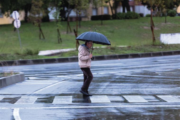 Dois distritos sob aviso laranja e 11 sob aviso amarelo devido à precipitação forte