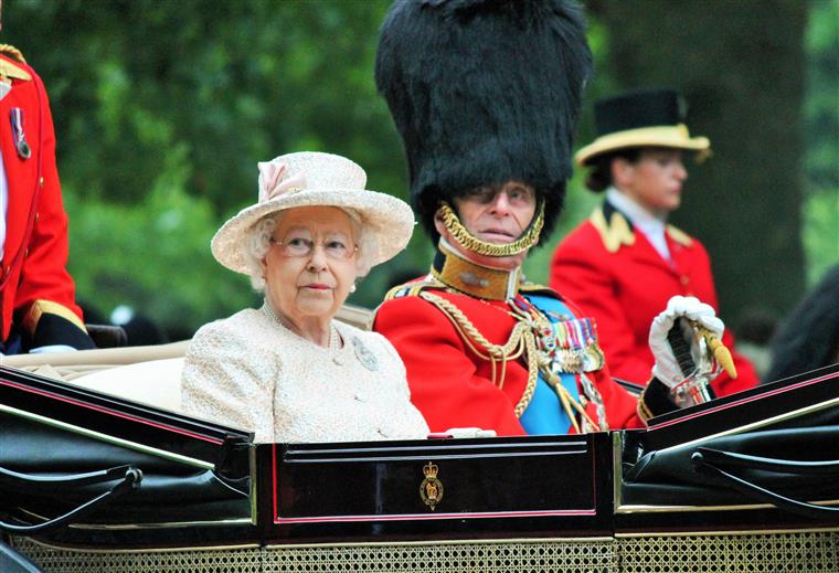 Rainha Isabel II gasta milhões na defesa do filho acusado de abuso sexual