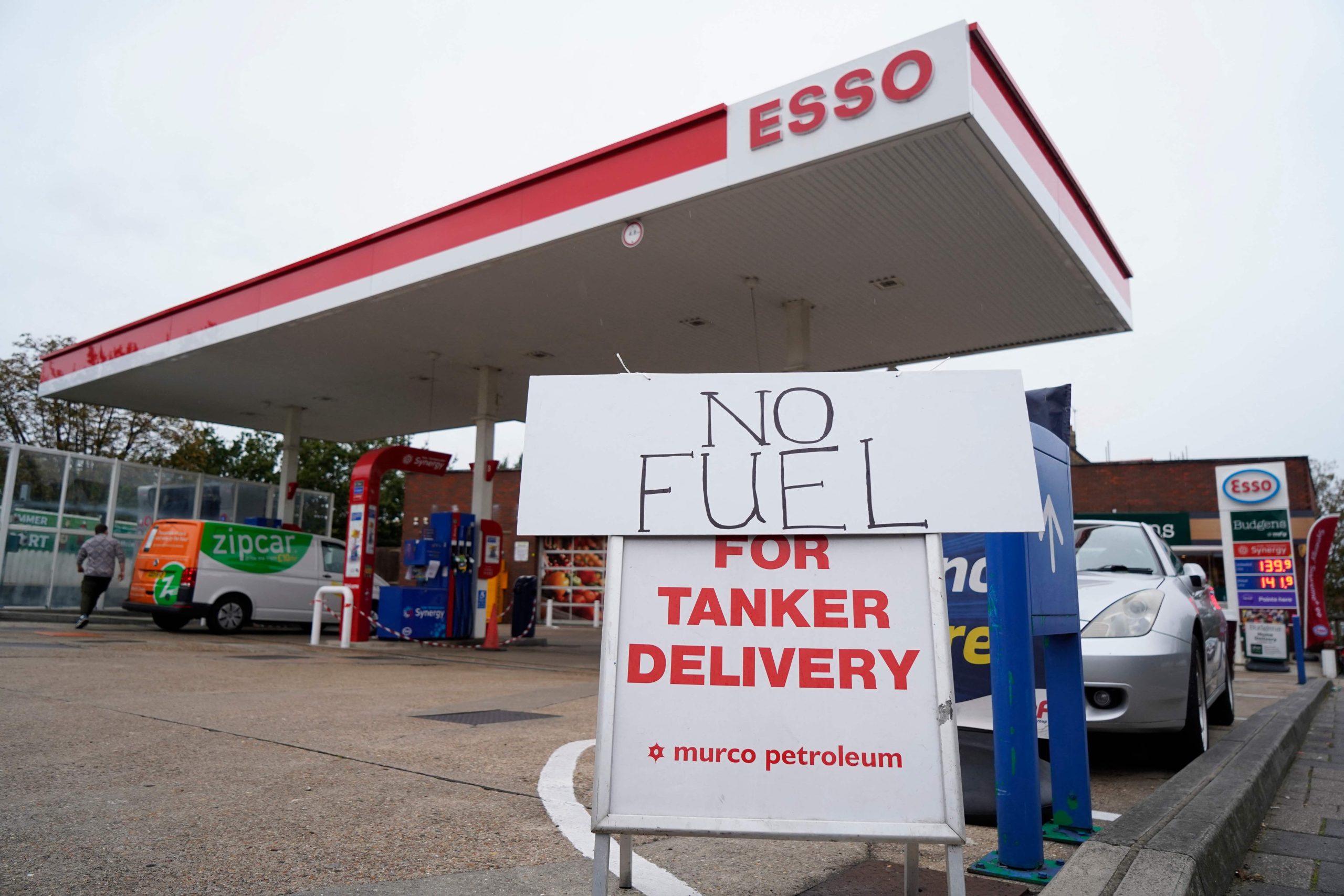 Militares entregam combustível em postos de gasolina do Reino Unido