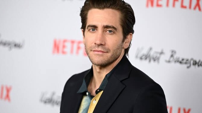 Jake Gyllenhaal confessa que gravar cenas de sexo com Jennifer Aniston foi uma “tortura”