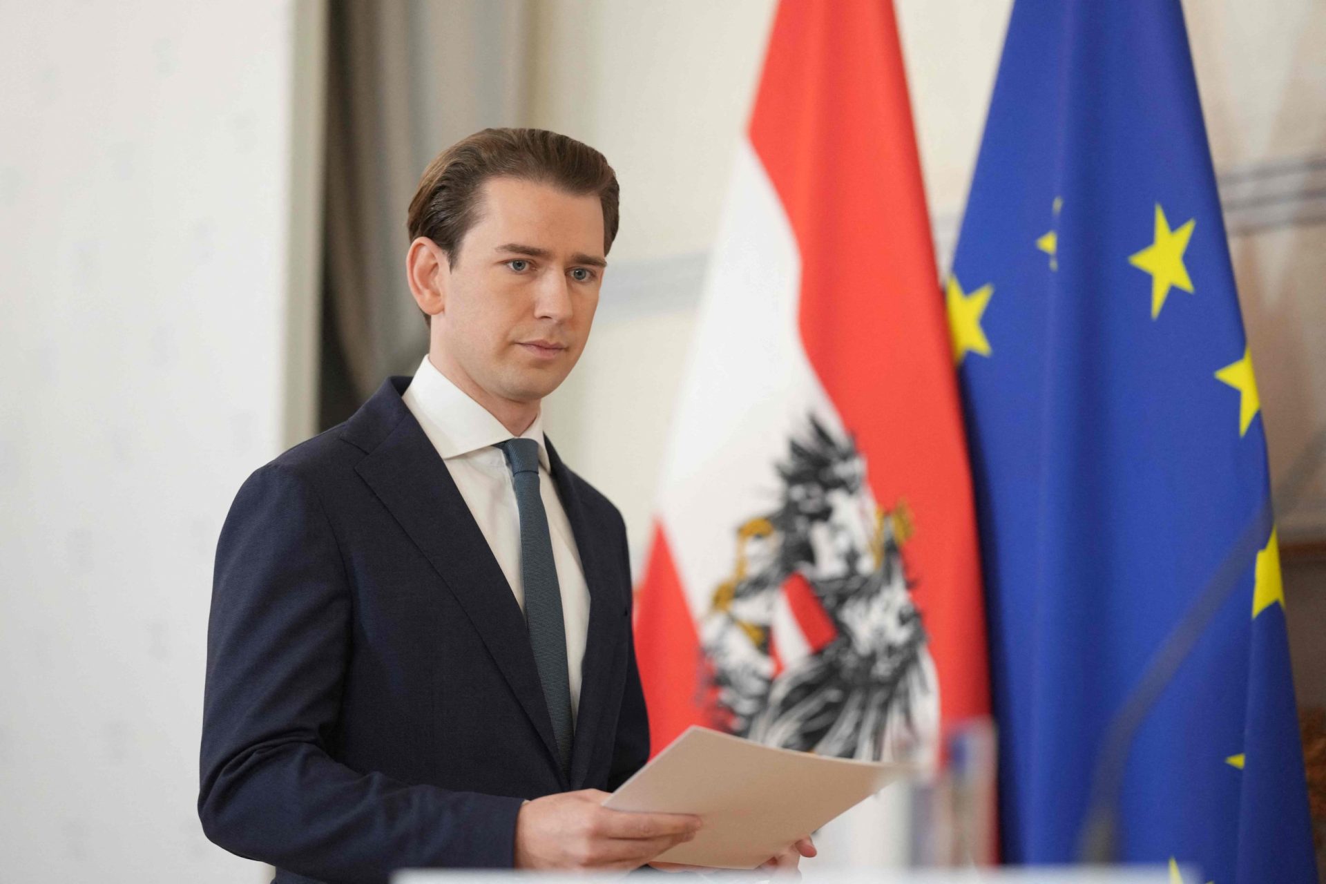 Após suspeitas de corrupção, chanceler austríaco demite-se