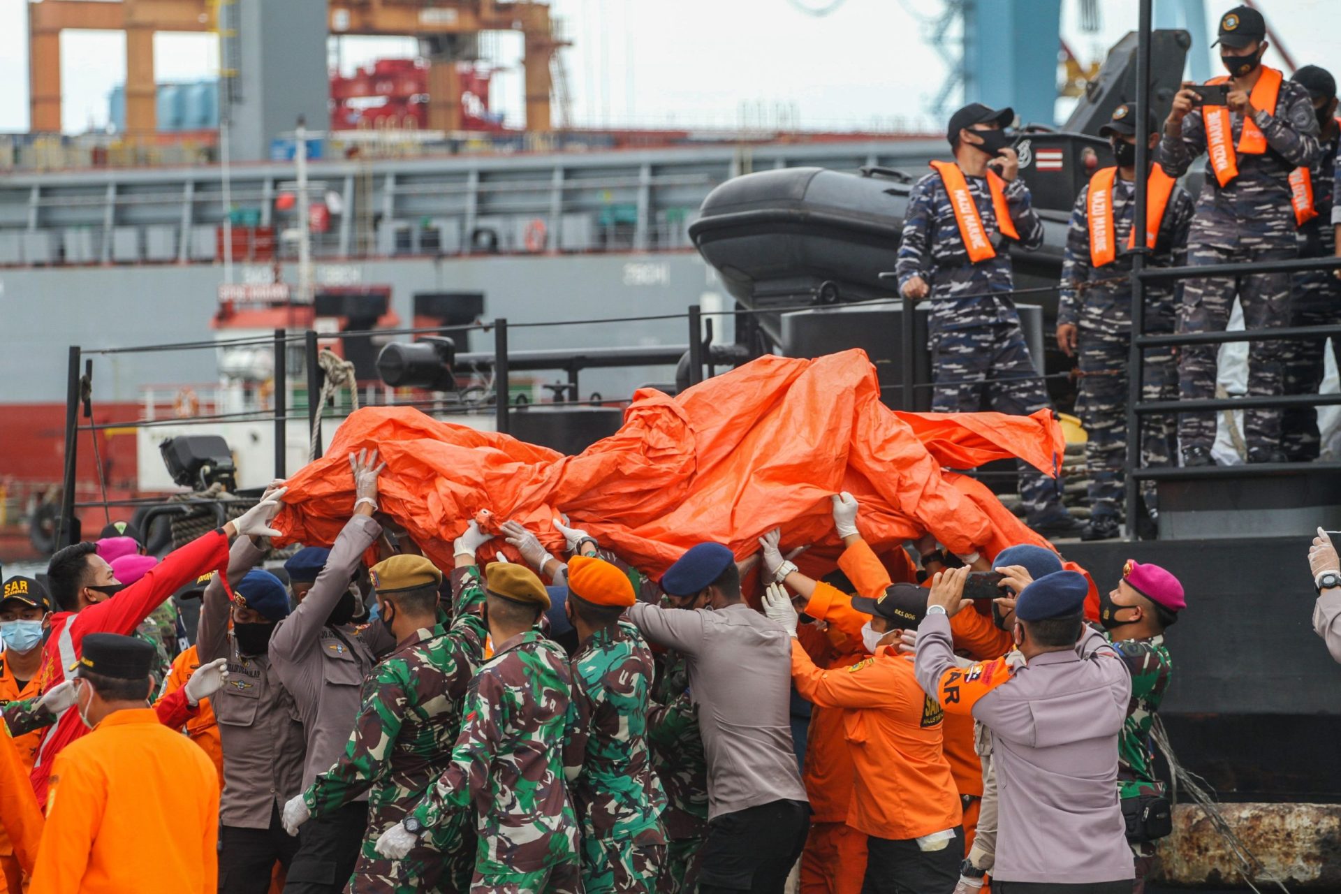 Detetado sinal de vida do avião que caiu no mar na Indonésia