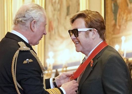 Elton John condecorado pelo príncipe Carlos
