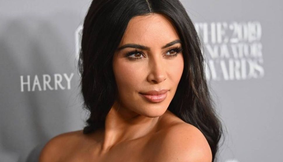 Kim Kardashian faz piadas sobre os seus três divórcios em casamento de amigos