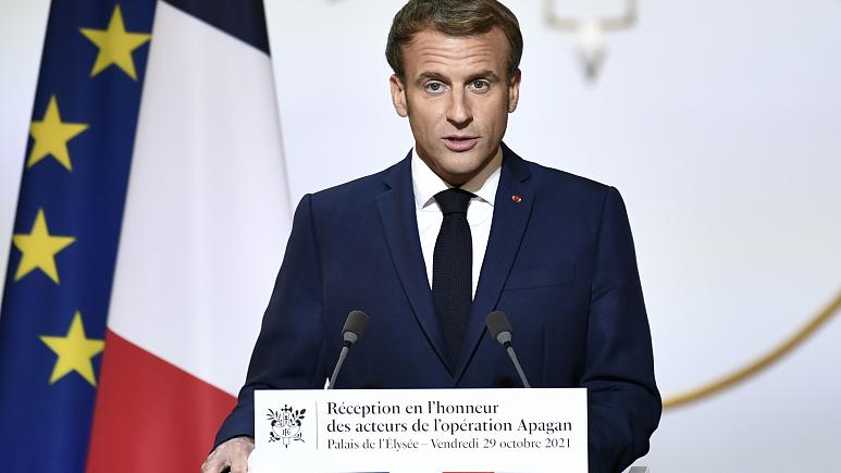 Apesar de ninguém notar, Macron mudou a cor da bandeira de França. Porquê?