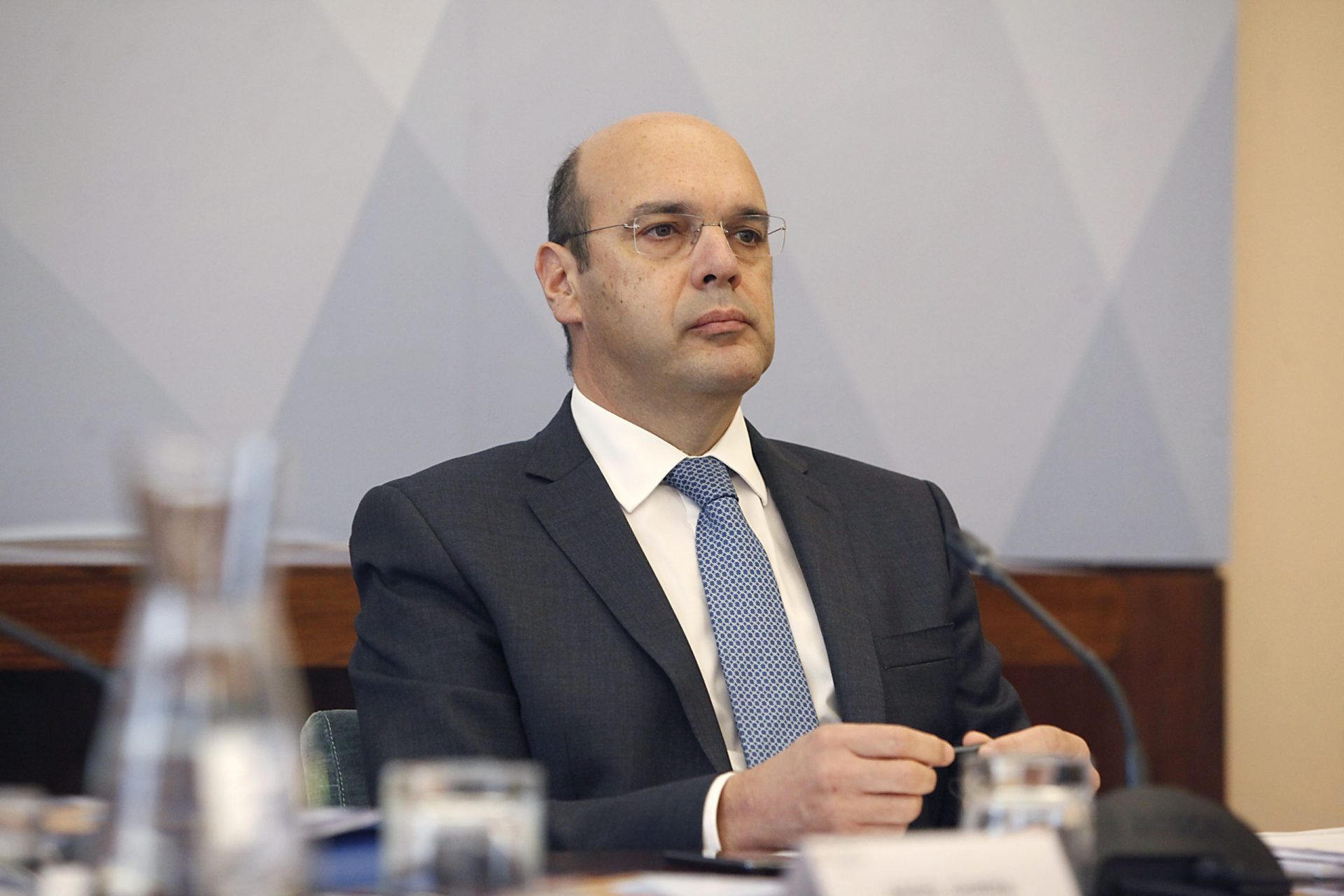 Ministro da Economia não acredita que Portugal irá fechar novamente devido à covid-19