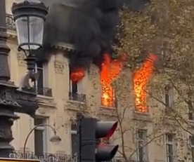 Bombeiros combatem incêndio num prédio de sete andares numa das principais avenidas de Paris