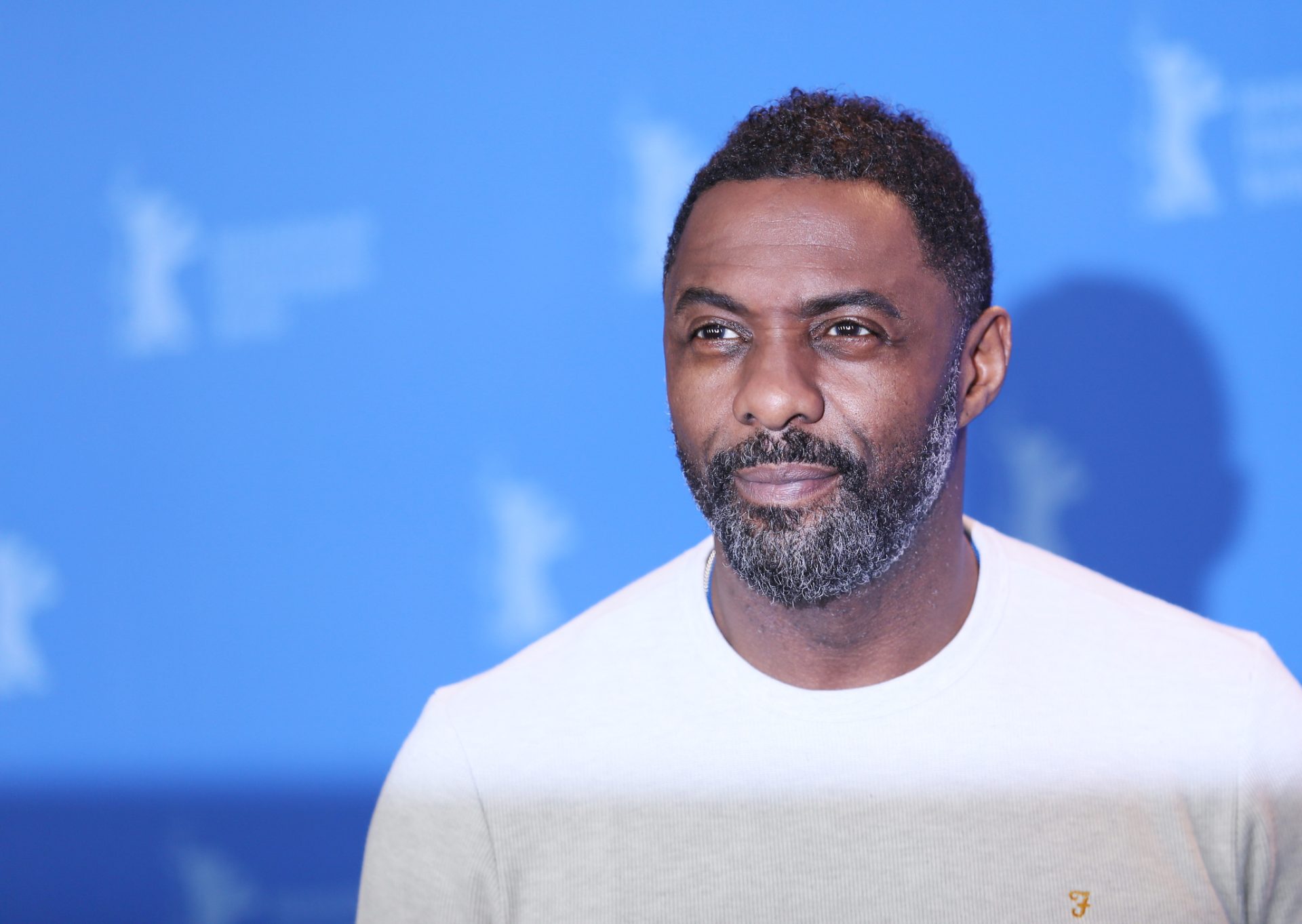 Idris Elba pensou ter sido baleado na cabeça durante gravações de filme