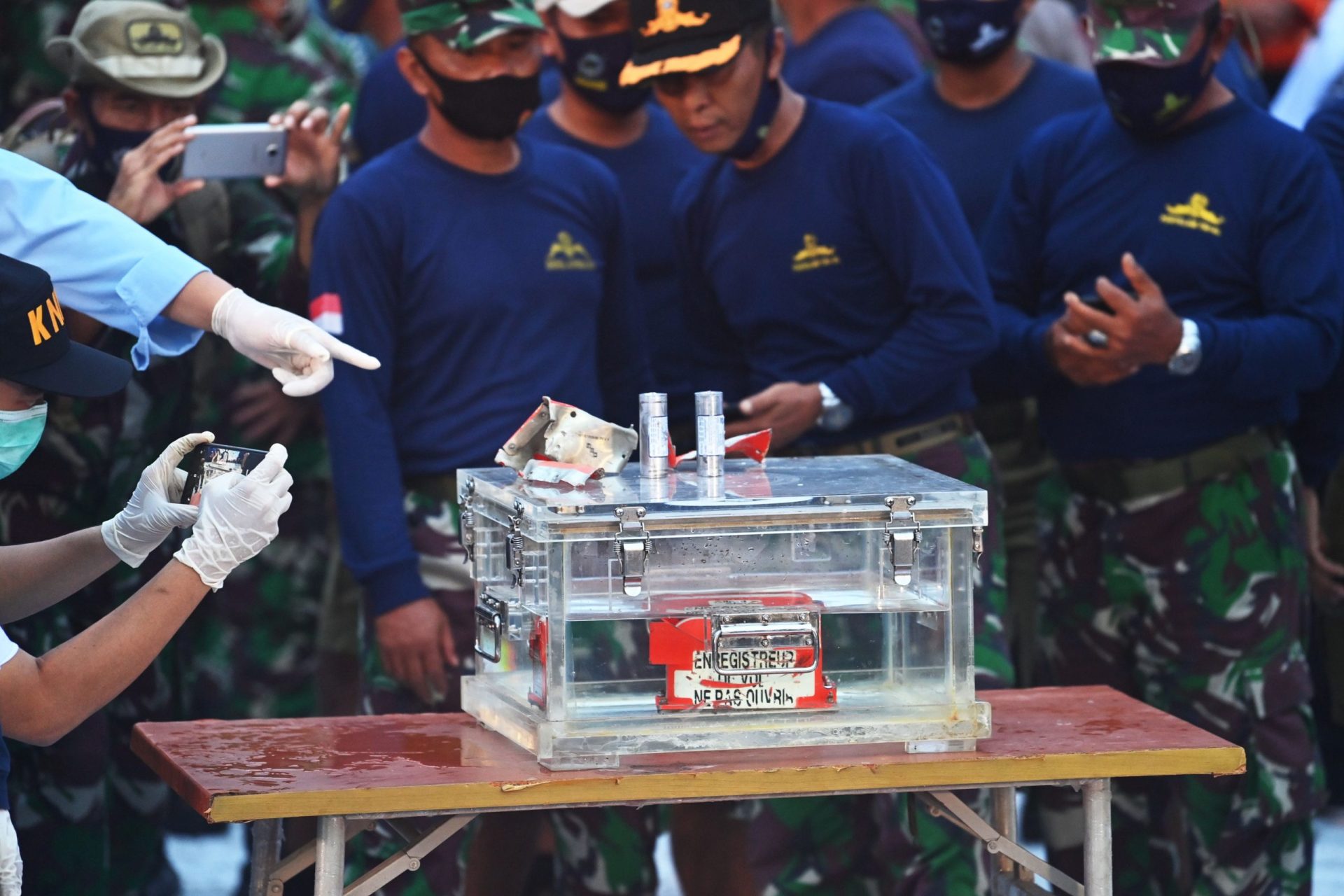 Caixa negra do avião que caiu na Indonésia foi recuperada