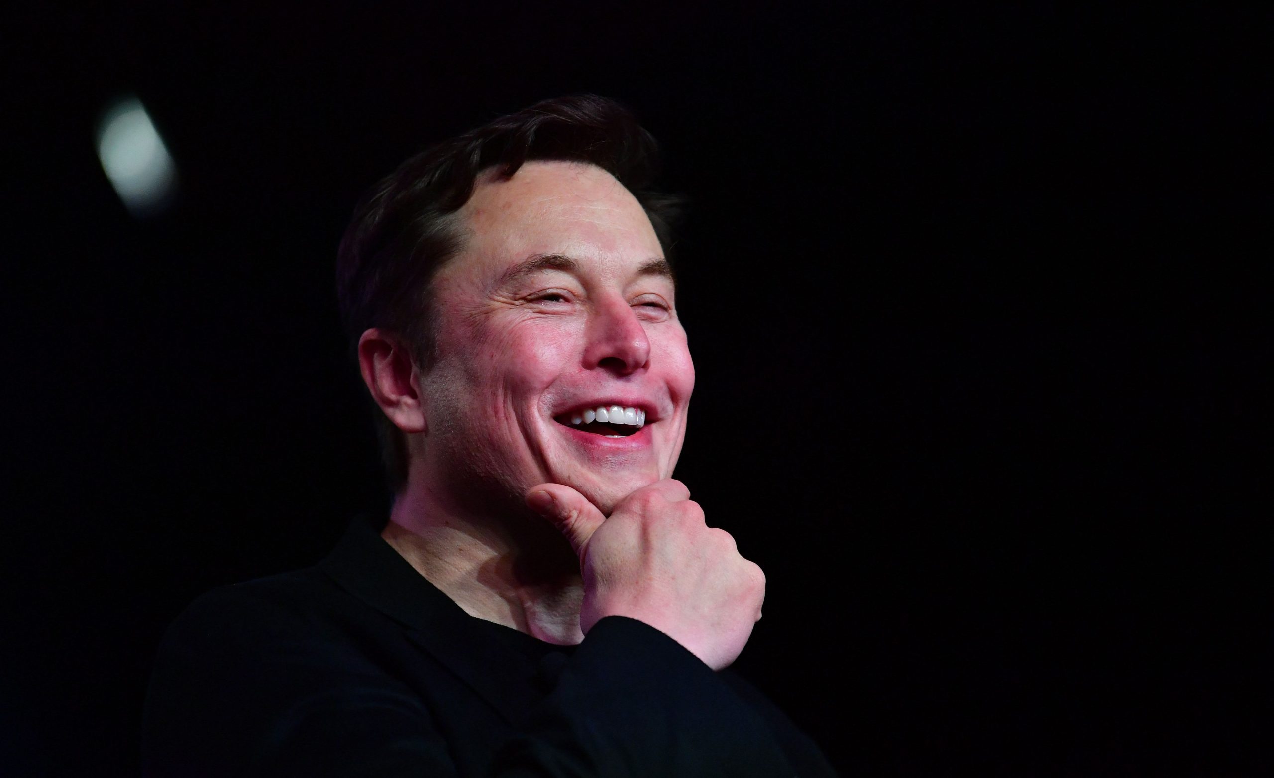 Musk avalia X em metade do valor com que a comprou