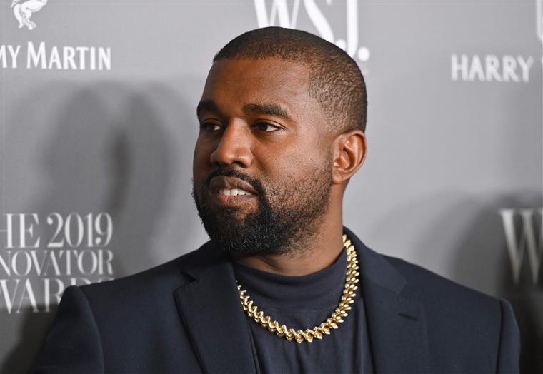 Kanye West reza pela família
