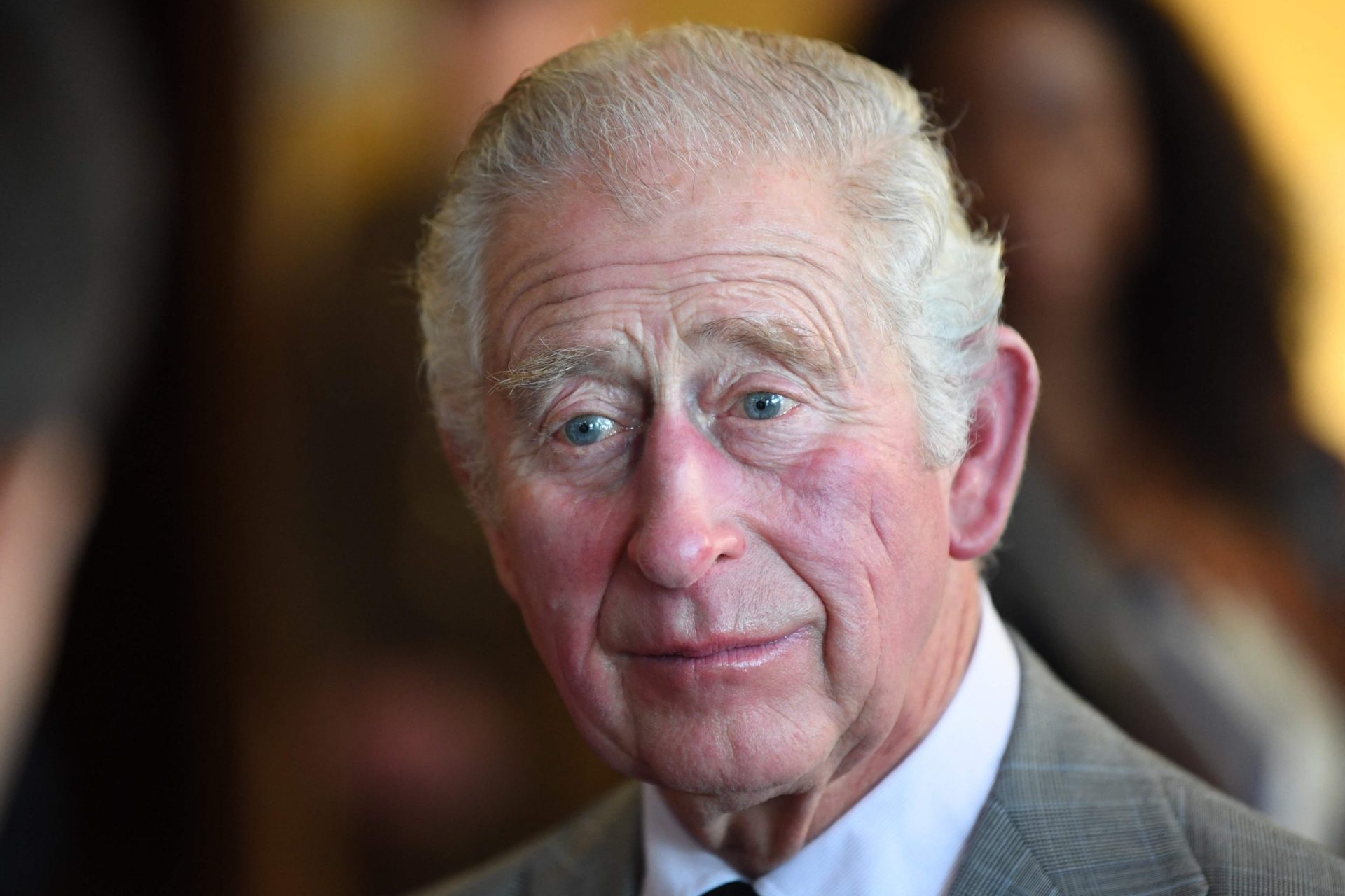 Príncipe Carlos acusado de tecer comentários sobre a cor de pele do filho de Harry e Meghan