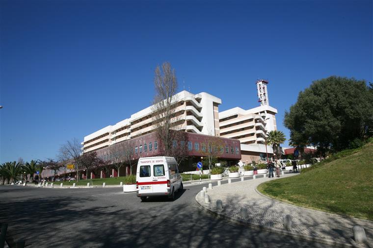Hospital de Almada encerra urgência e pediatria após confirmação de caso da variante Omicron