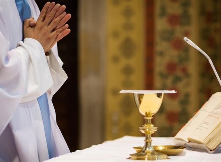 Igreja suspende batismos, matrimónios e crismas
